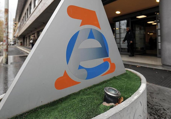 L’Agenzia delle entrate lo stressa. Chiede e ottiene un risarcimento.